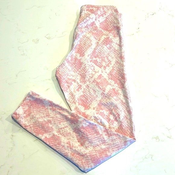 PINK VS Yoga Pants Pink & White Snake print BNWithoutT - Picture 1 of 4
